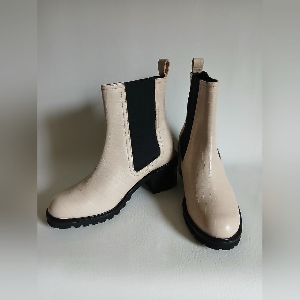 Seychelles Cream & Black Ankle Boots Sz7M Almond Toe 2 1/2 Inch Wide Flat Heel